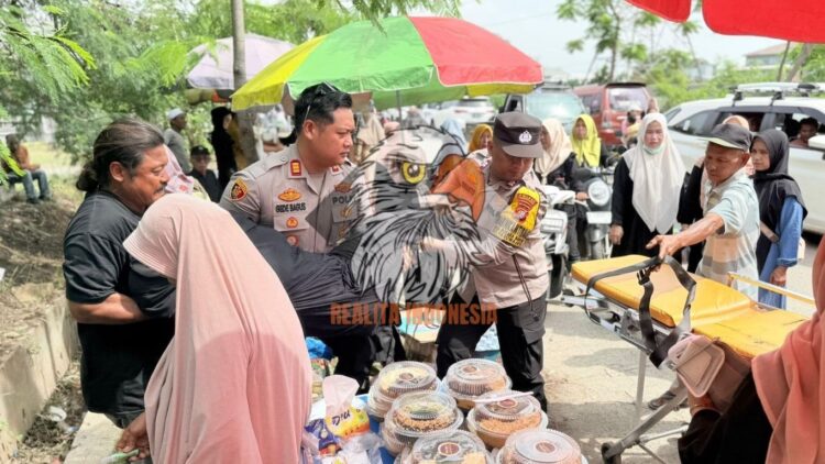 Respons Cepat Kapolsek Tarumajaya Selamatkan Jemaah Pingsan di Acara Tabligh Akbar