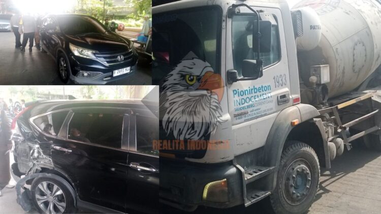 Diduga Ugal-ugalan, Truk Pionir Beton Serempet Minibus di Depan Pos PAM Polsek Jatiasih