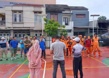 Kasi Ekbang Hadiri Giat Warga RW. 06 Kelurahan Setu Giat Bersihkan Lingkungan