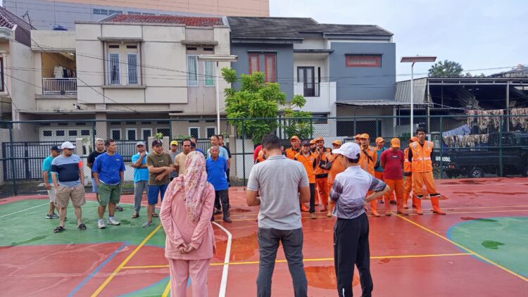 Kasi Ekbang Hadiri Giat Warga RW. 06 Kelurahan Setu Giat Bersihkan Lingkungan