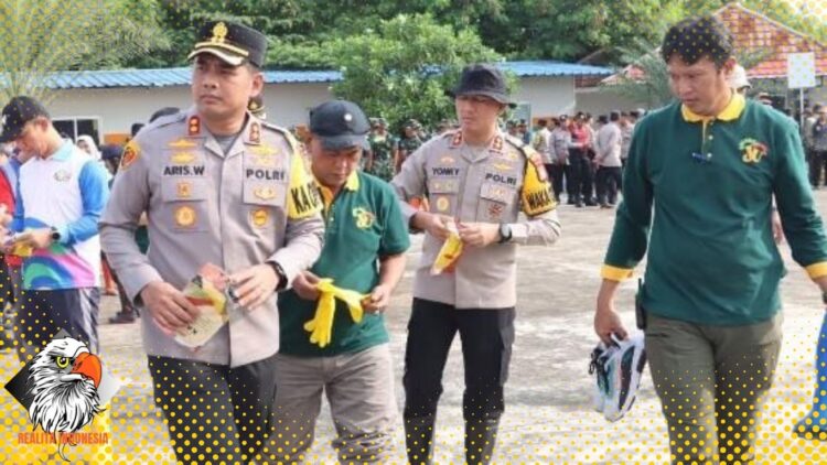 Kapolres Pelabuhan Tanjung Priok Bersama Forkopimko, Korve Bersih – Bersih Pesisir Laut Marunda